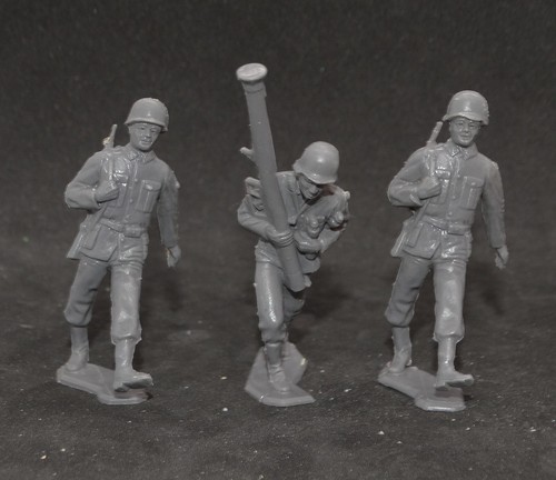 Lot of Vintage Marx German American Army men US WWII 1/32 Toy Soldiers Plastic - Picture 3 of 8