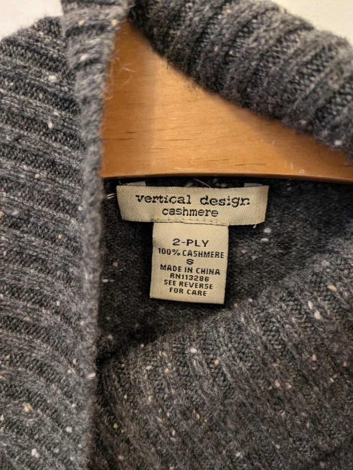 Suéter de cuello falso gris de dos capas 100 % cachemir diseño vertical Foto 4 de 4