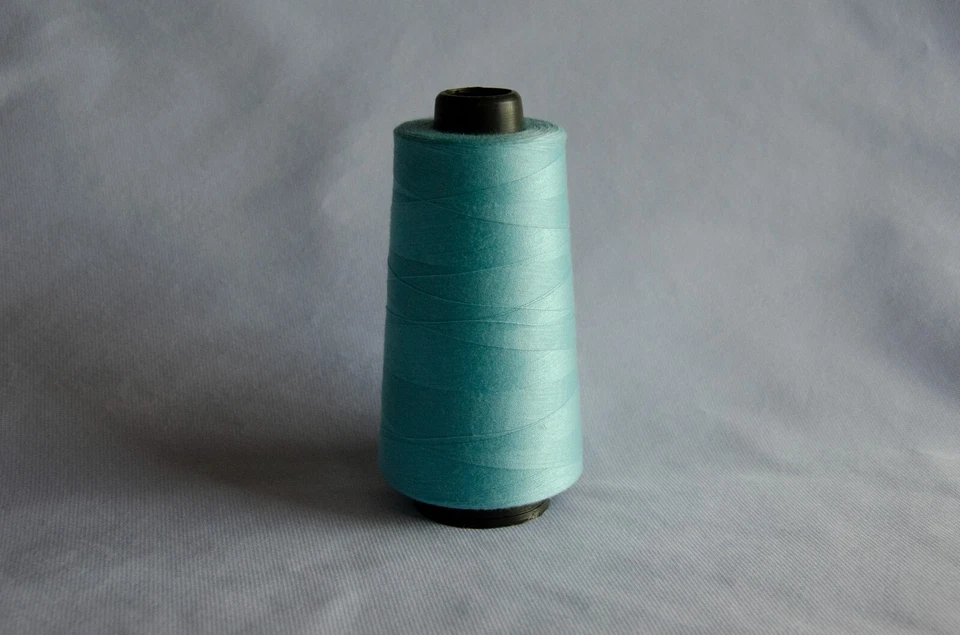 Hilo de coser de poliéster 3000 yardas cono de calidad overlocking Foto 4 de 4