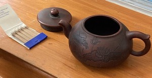 A SMALL CHINESE YIXING ZISHA TEAPOT