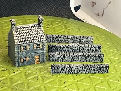 1/285 Painted Wrecked House with Four Rock Wall Sections