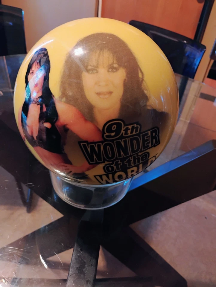 Bola de boliche Chyna WWF sin agujeros Foto 3 de 4