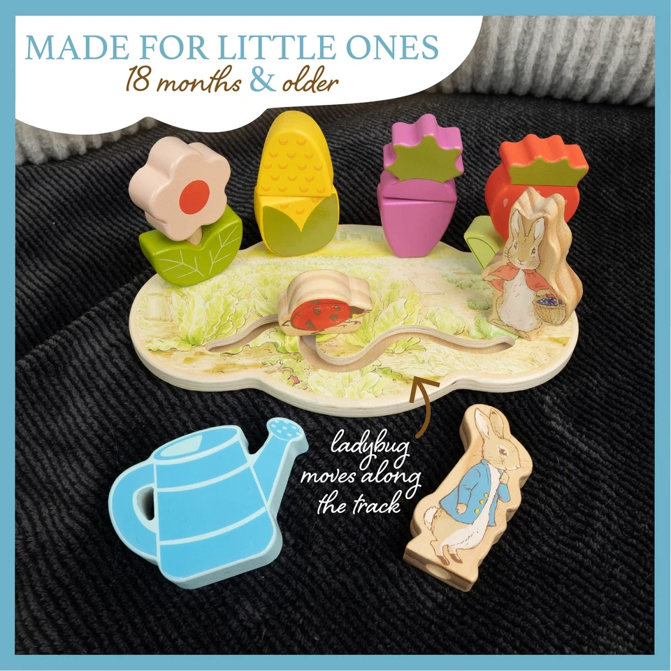 Apilador de actividades de madera Peter Rabbit Garden con 12 piezas interactivas de madera... Foto 4 de 4