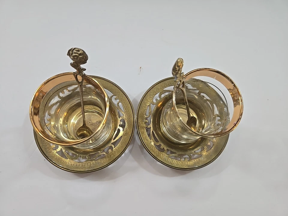 Juego de 2 tazas de café de té turco de vidrio transparente con adornos dorados platillos y cucharas de latón Foto 2 de 4