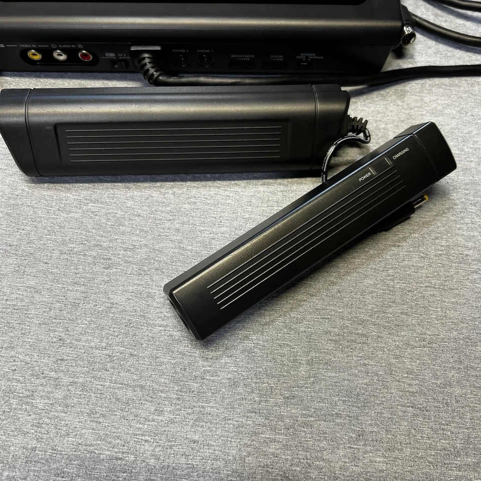 Reproductor de DVD portátil de doble pantalla Venturer modelo PVS1988 con estuche PROBADO Y FUNCIONA Foto 4 de 4