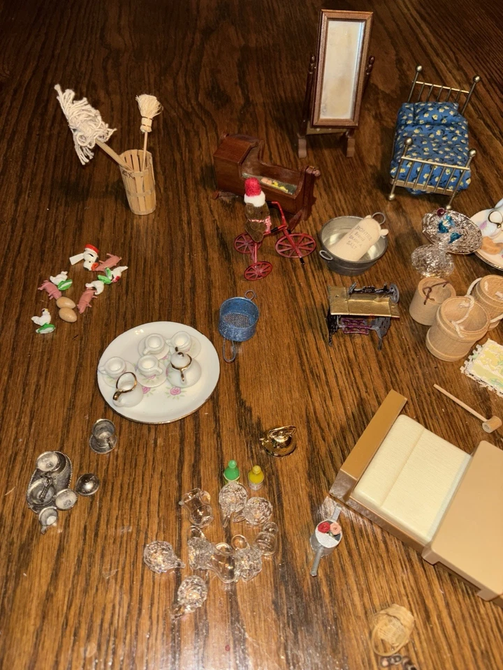 Gran Lote De Muebles Y Accesorios Para Casa De Muñecas De Colección Madera Metal Plástico Foto 2 de 4