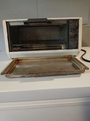 Black & Decker SpaceMaker Under Cabinet Toaster Oven Toast-R-Oven TRO400TY1 READ