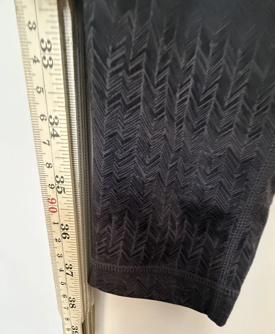 vuori pace highrise chevron cycling athleisure leggings