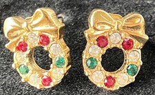 VTG Gold Tone Avon Christmas Wreath Stud Earrings Green Red White Rhinestone EUC