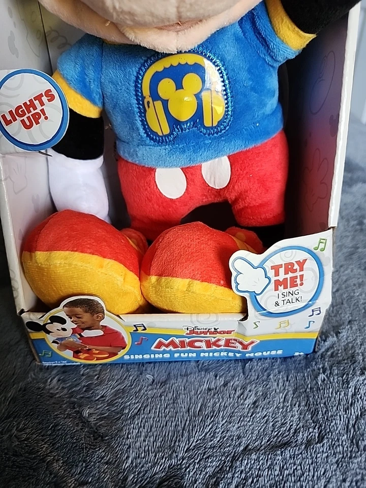 Boneca de pelúcia Disney Junior Mickey Singing Fun - Mickey Mouse falando - Imagem 2 de 4