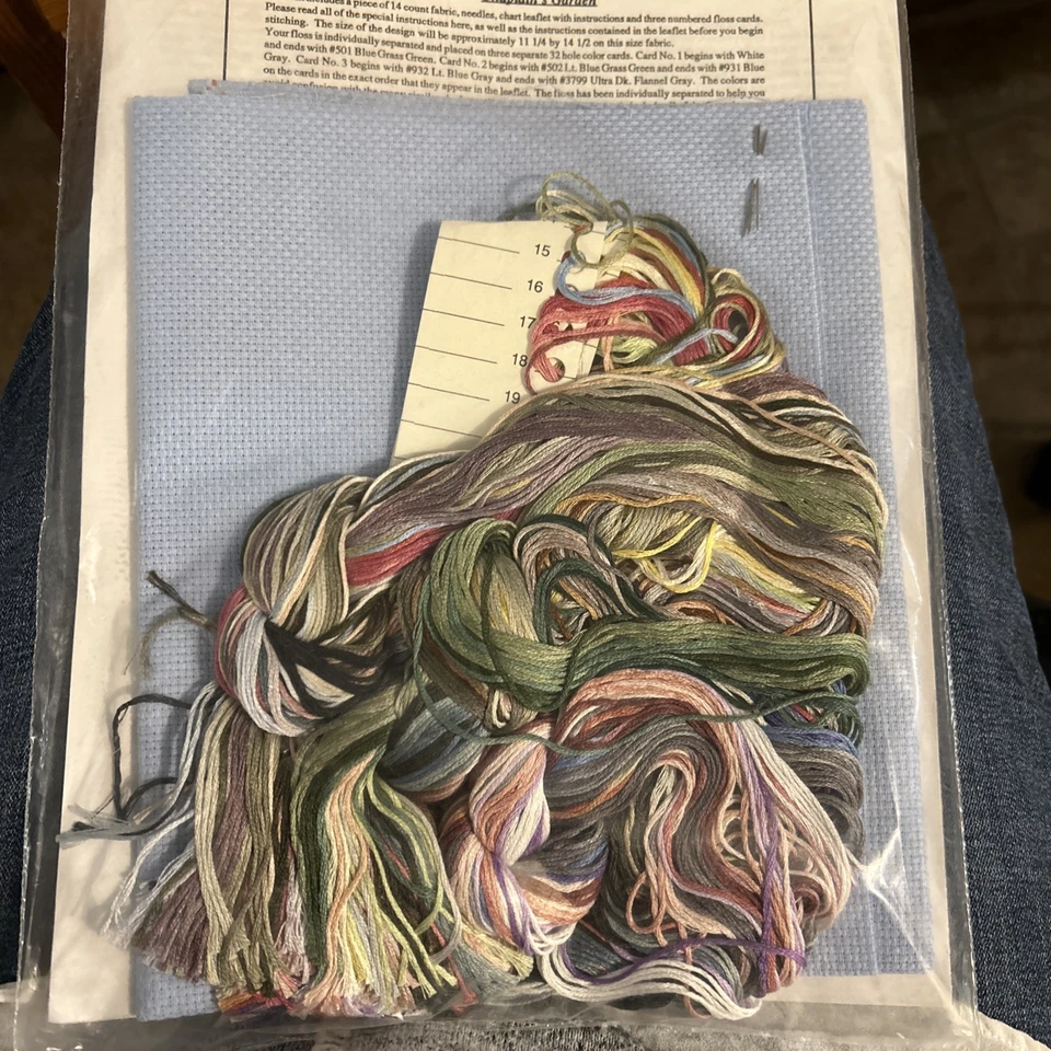 Kit de punto de cruz de jardín de capellanes Marty Bell Foto 3 de 3