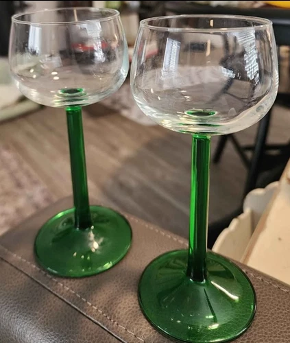 LUMINARC Emerald Green 6.5” Stem Vintage PAIR Wine Glasses Made In France