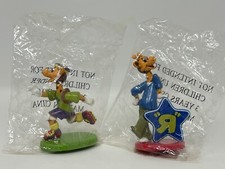 Toys "R" Us Geoffrey Stand Next to "R" Logo Miniature 2001 Display Figure *NEW*