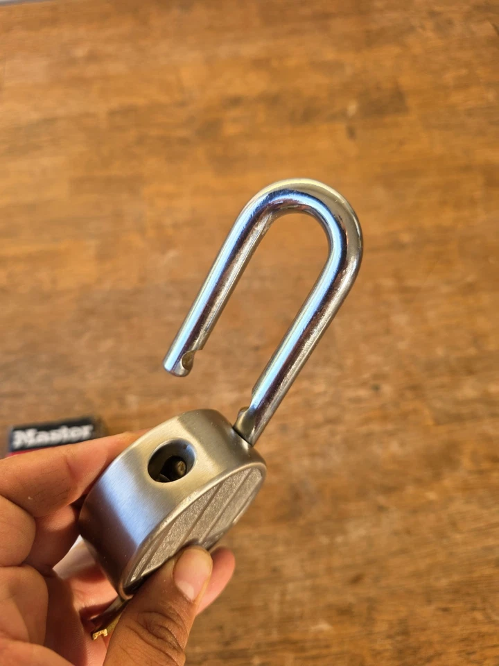 230LH MASTER LOCK HIGH SECURITY MASSIVE 2-1/2" BODY 5 PIN TUMBLER 7/16"SHACKLE - Image 3 of 4