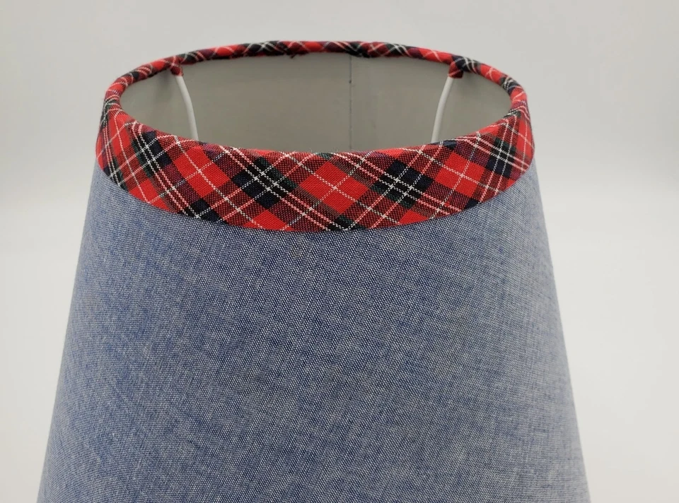 Pantalla de lámpara Pottery Barn Kids azul con borde a cuadros rojos y detalle de cuerda Foto 3 de 4