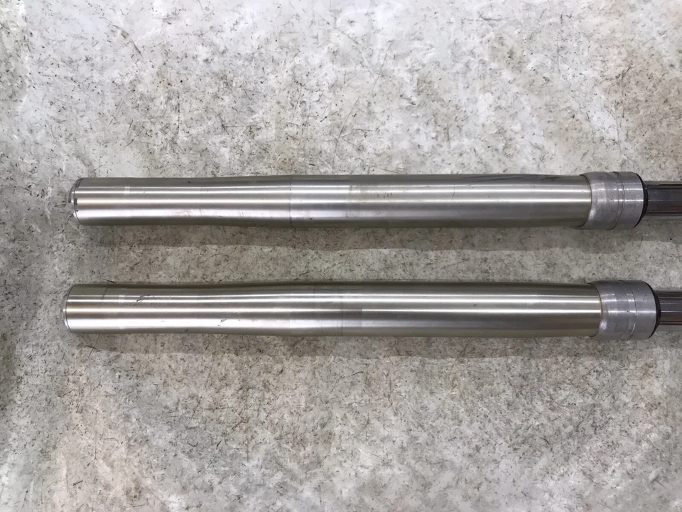 JUEGO DE SUSPENSIÓN HORQUILLAS DELANTERAS IZQUIERDA Y DERECHA YAMAHA YZ125 YZ 125 USADO OEM 89 1989 Foto 2 de 4