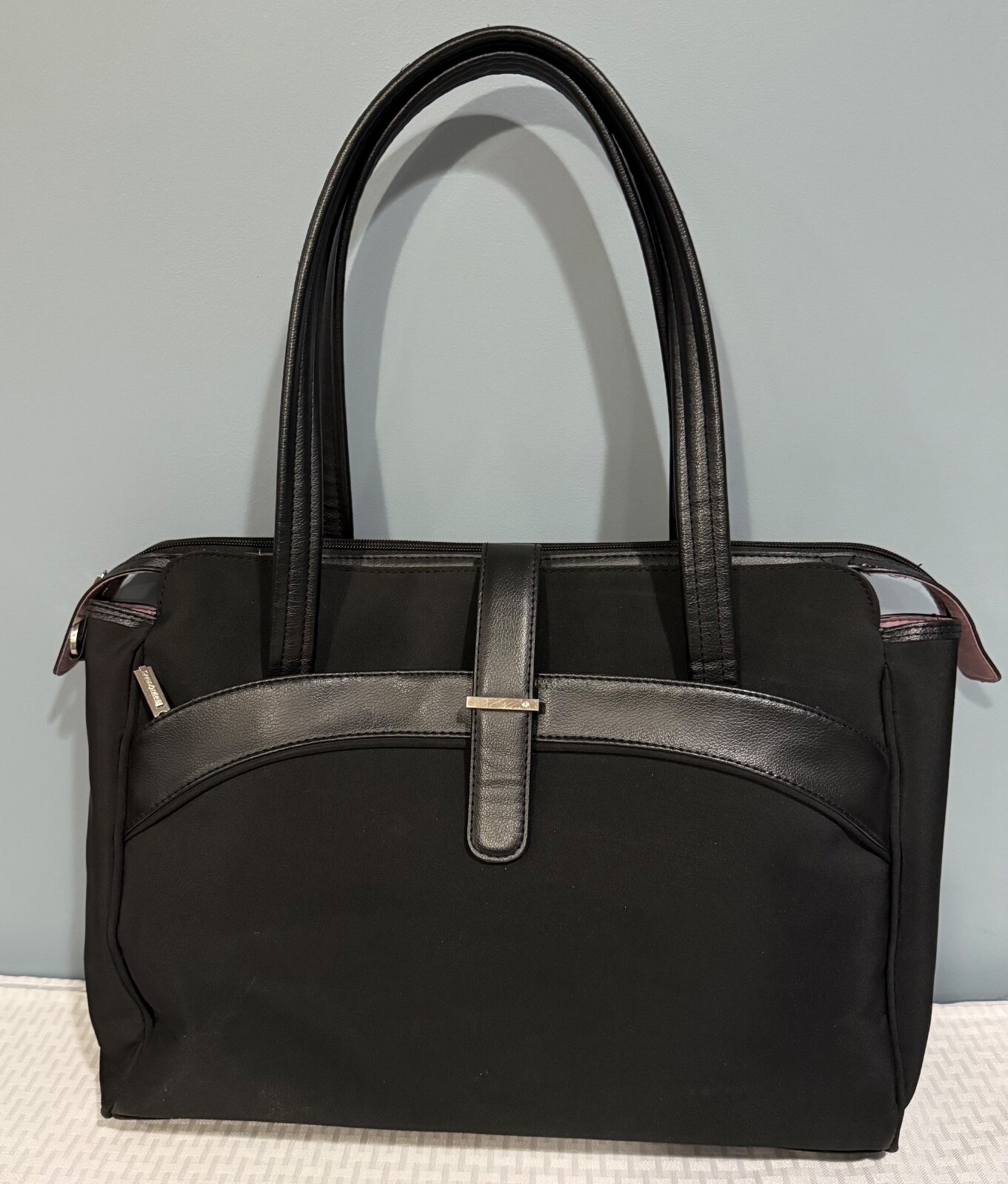 Bolsa para portátil Somsonite ligera se adapta sobre el equipaje