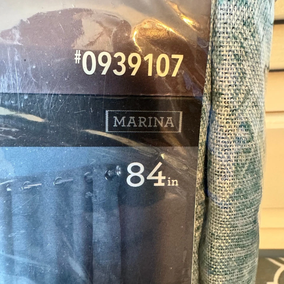 Panel de cortina ojal Allen + Roth Blackout superior marina boho verde 84” X 50” Foto 3 de 4