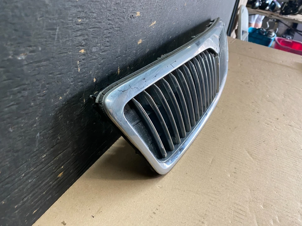 Parrilla superior delantera Infiniti i30 1996 a 1999 OEM Q0485 DG Foto 3 de 4