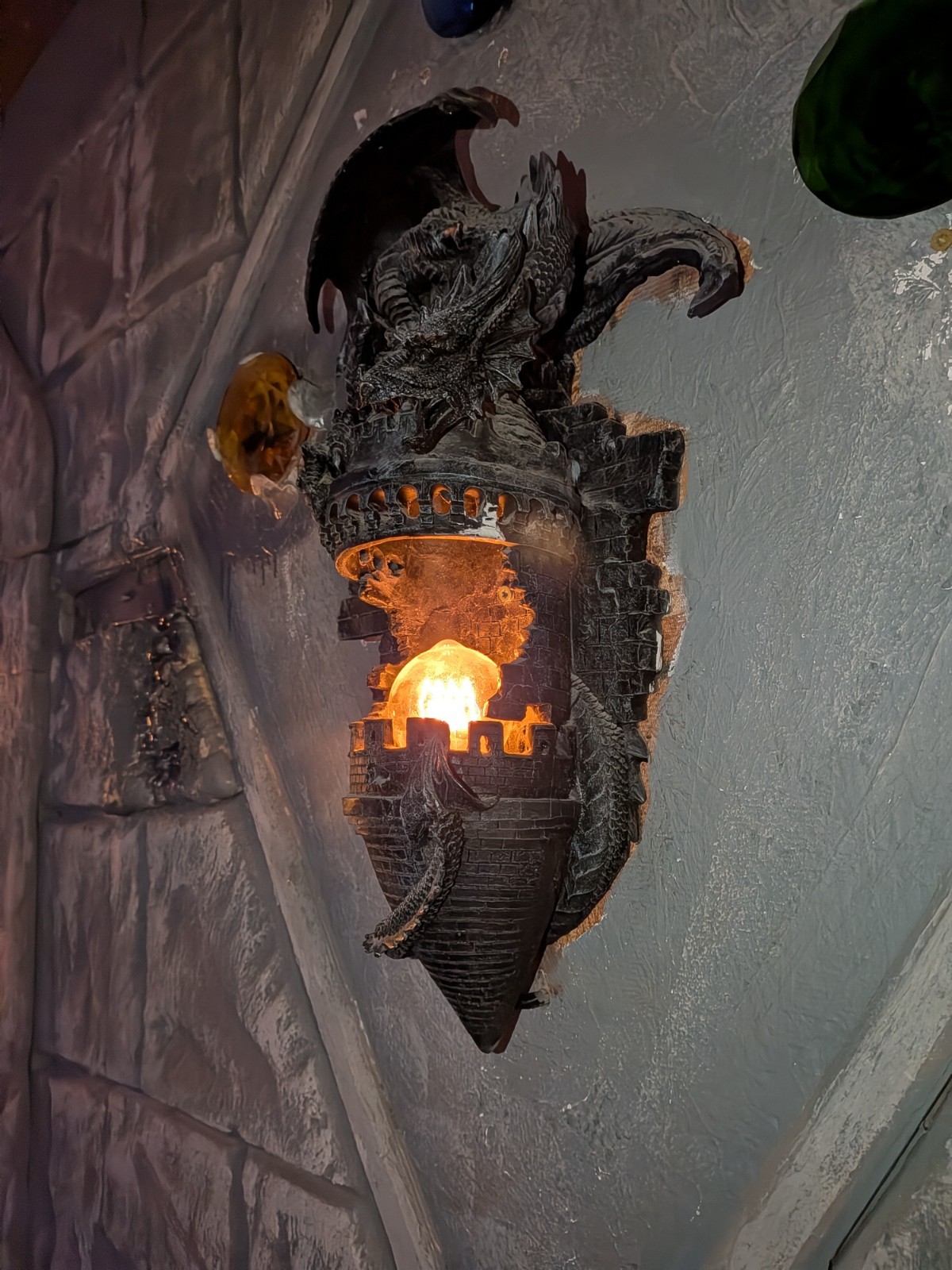 Dragon Themed Wall Sconce Light! Brand New In The Box!