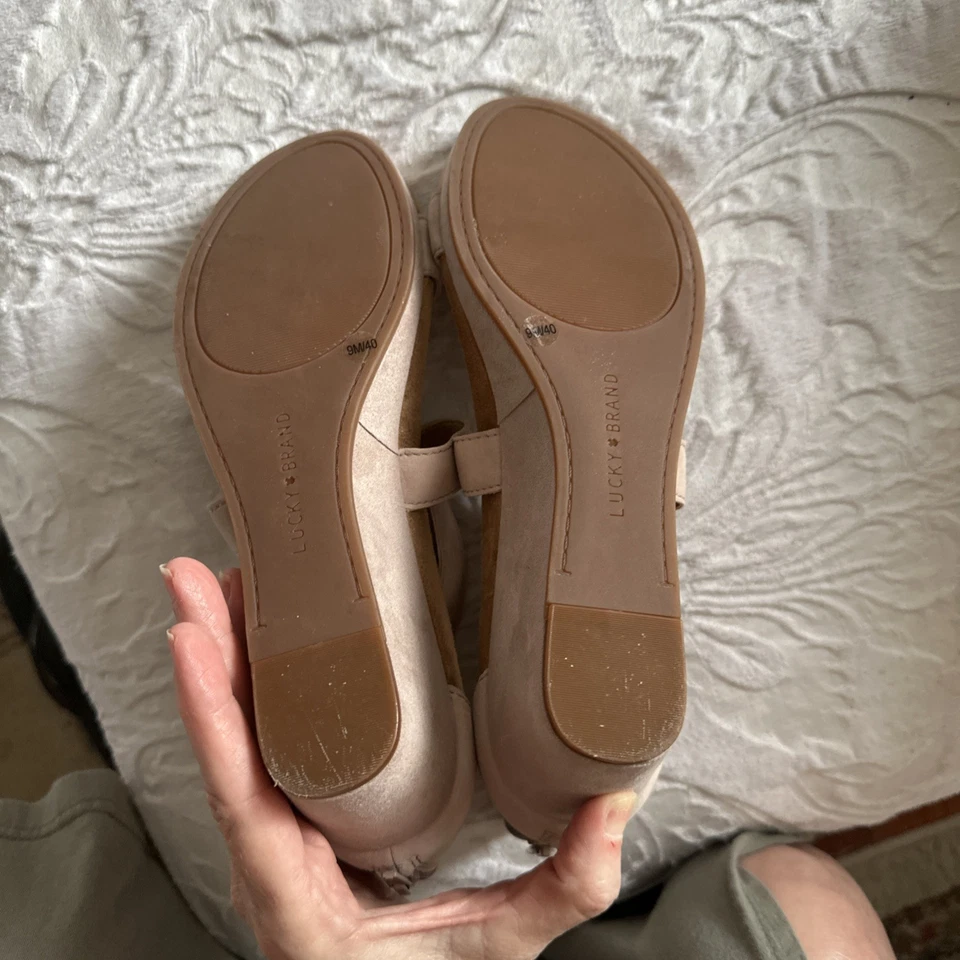 Sandalias de tacón de cuña Lucky Brand Kanoa Wm talla 9 correa al tobillo de gamuza topo neutro Foto 4 de 4