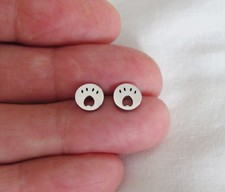 Stainless steel 7mm Paw print 316L stud earrings.