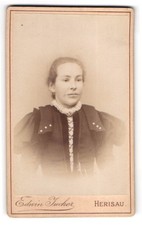 Fotografia Edwin Jucker, Herisau, giovane ragazza in abito scuro con pizzo kr 