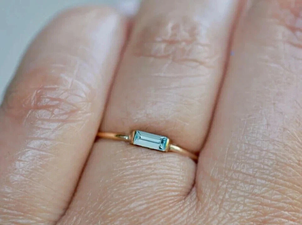 Anillo de compromiso aguamarina simulada corte esmeralda de 1 quilate enchapado en oro amarillo de 14 k Foto 3 de 4