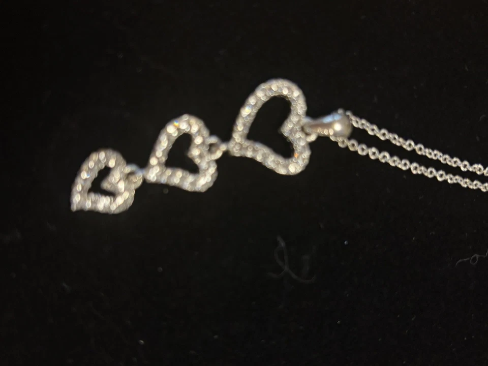 Colar de prata triplo coração ajustável 16" a 18" pingente New York & Co - Imagem 3 de 4