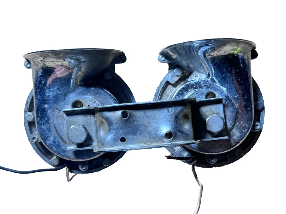 TRIUMPH OEM Cromo Doble Claro Hooter Cuernos de Colección con Soporte de Bocina 2733 B3 1004A Foto 2 de 4