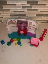 Shopkins- SWEET SPOT PLAYSET WITH GUMBALL MACHINE AND 2 EXCLUSIVE SHOPKINS
