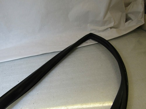 Isuzu Trooper Duty 98-02 3.0 4JX1 left front side door glass window seal - Picture 6 of 7
