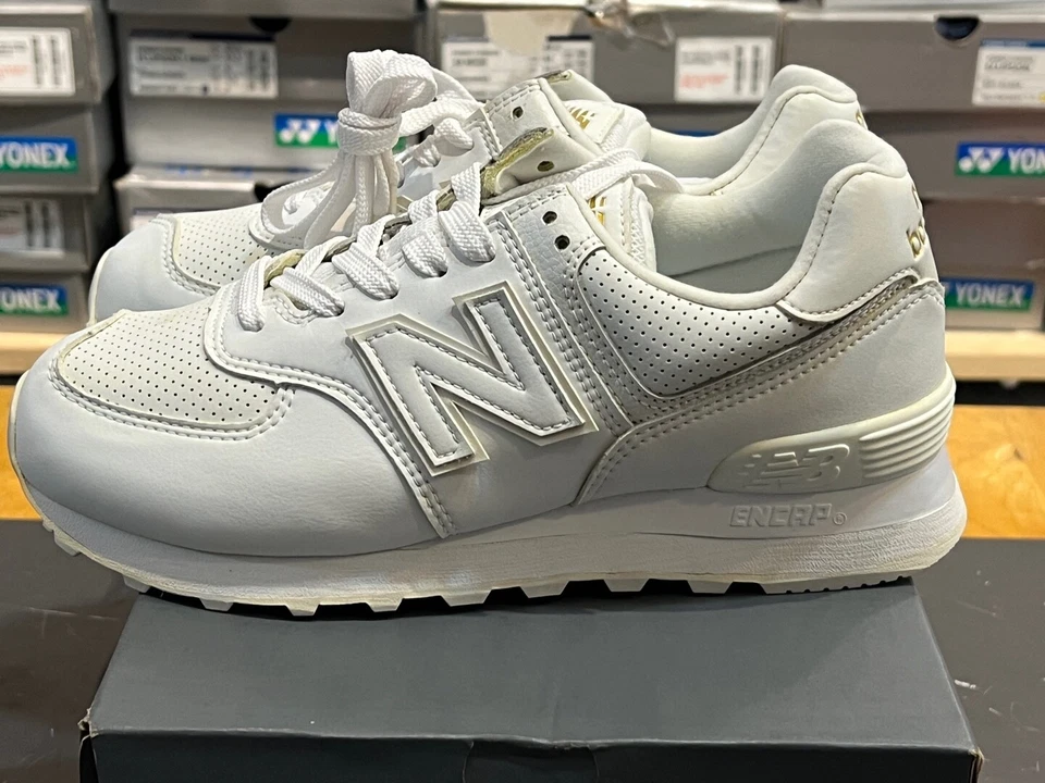 New Balance 574 经典女式运动鞋休闲 D 白色 [美国:6.5] 全新带标签 WL574SYI — 第 2/4 张图片