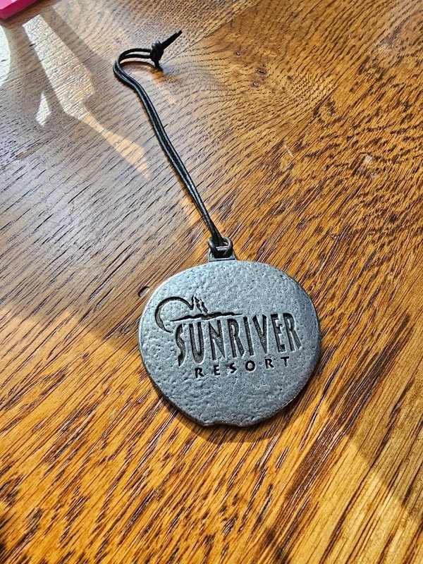 metal golf bag tag from Sunriver Resort