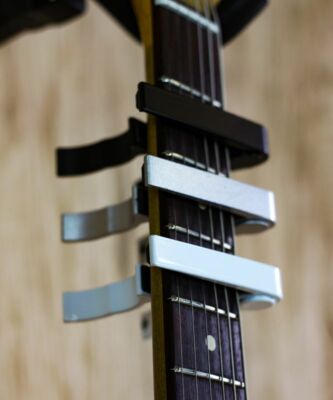 Gitarren-Kapodaster KB7 E-Gitarre Akustikgitarre Capodaster schwarz silber weiss