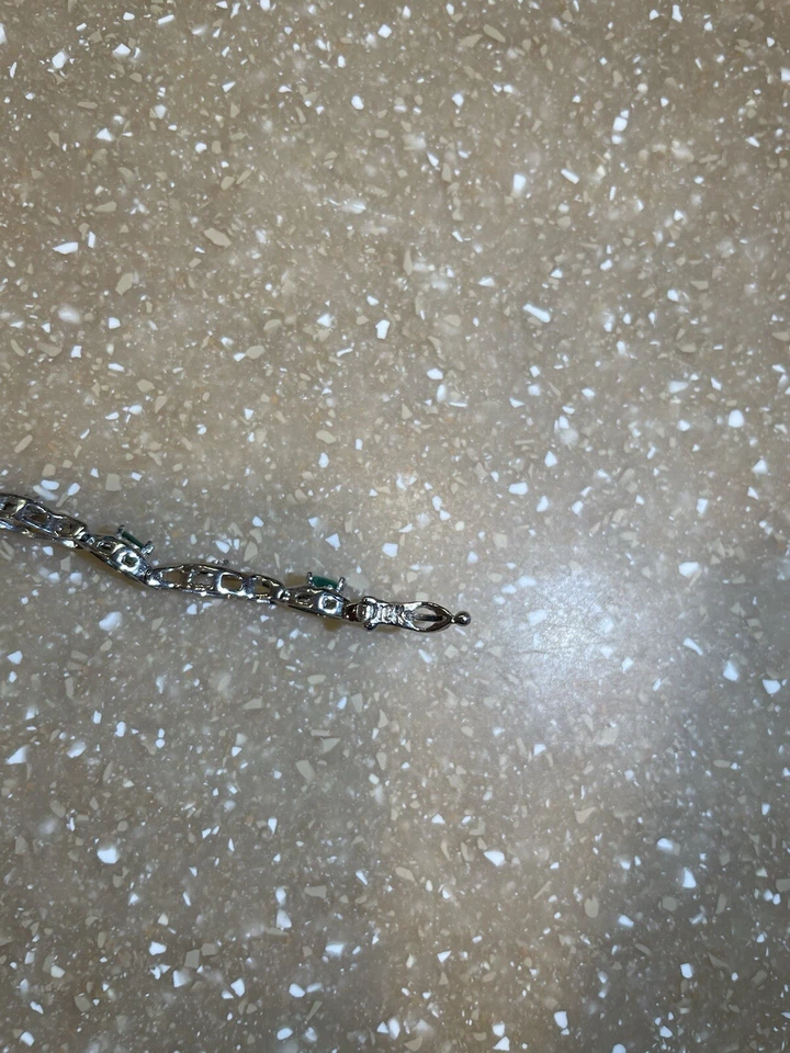 Brazalete tenis X&O diamante redondo esmeralda oro blanco 10K Foto 4 de 4