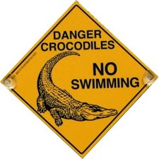 Tabliczka dekoracyjna NO SWIMMING motyw krokodyl , plastikowy znak z przyssawkami