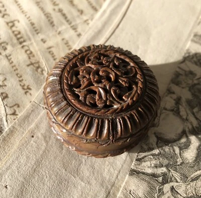 Boîte à puces où à senteurs ? en corozo sculpté à décor de Pensée, 19e - Photo 1/4
