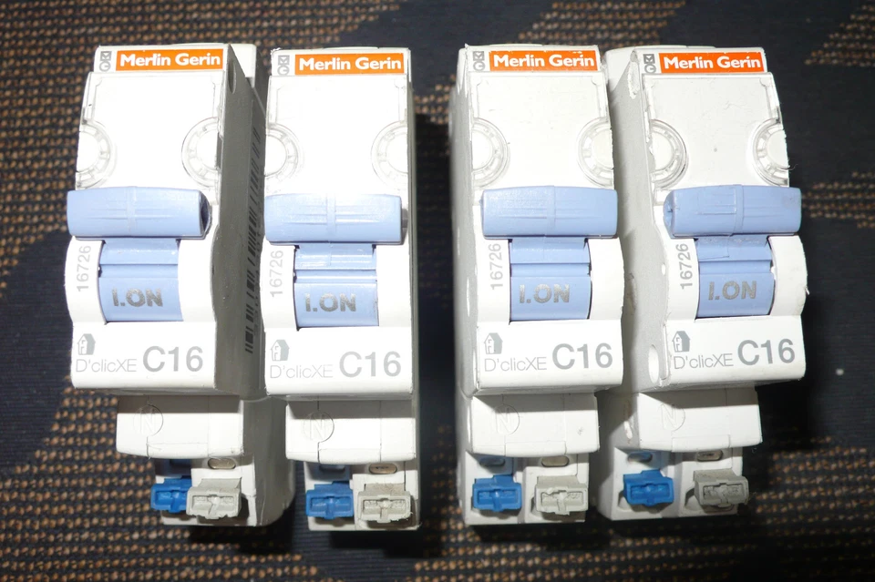 DISJONCTEUR MODULAIRE EMBROCHABLE 16AMPERES 2POLES D'clicXE 16726 MERLIN GERIN - Photo 2/4