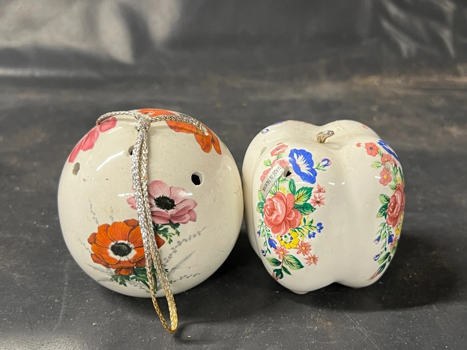 VINTAGE PAIR OF POMANDER POT POURRI SCENT HOLDERS - Image 3 of 4