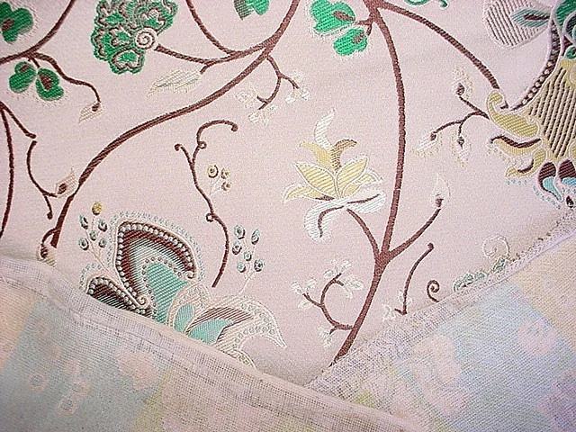 Tela de tapicería de seda champán con pergamino floral 13-1/2 Brunschwig Fils Foto 4 de 4