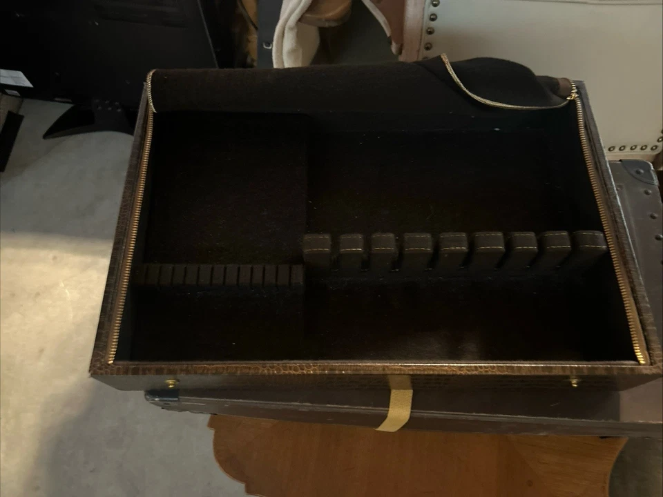 Caja de cubiertos de tela plateada Gotham Pacific Foto 2 de 4