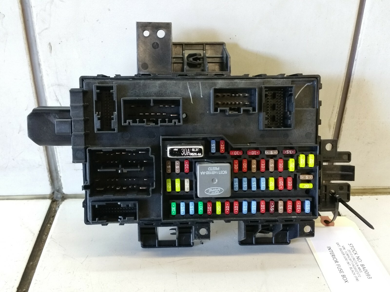 2010 LINCOLN MKS INTERIOR FUSE BOX AA5T 15604 BE eBay