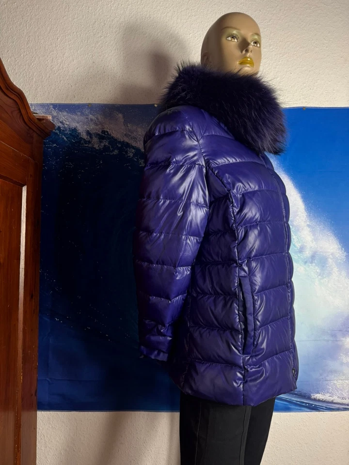 Madeleine Daunenjacke Violett Echtfellkragen 42 Luxus Glanzjacke Rüschenärmel - Bild 4 von 4
