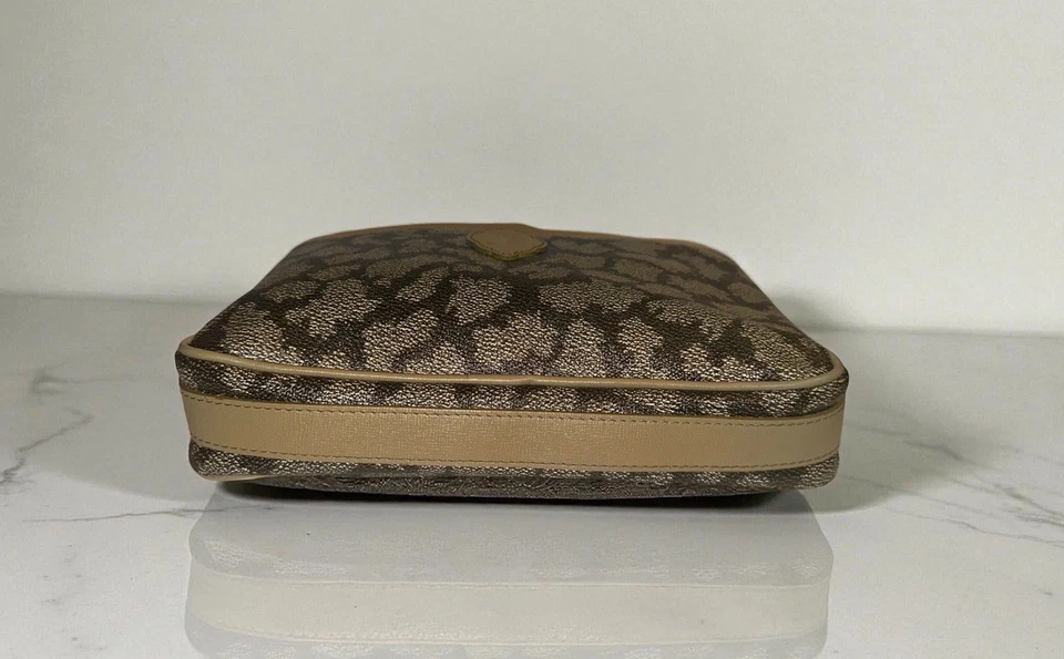 Autêntica Bolsa de Embreagem Vintage YVES SAINT LAURENT YSL PVC Cinza Bolsa Girafa Cinza - Imagem 4 de 4