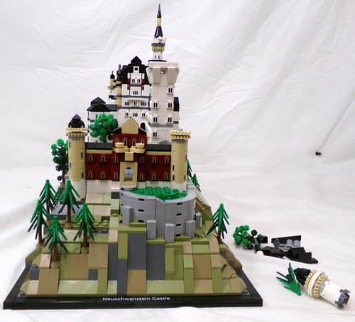 IDisplayit Acryl-Display Für LEGO® 21063 Schloss Neuschwanstein  Mit Weissem Boden Klemmbausteine 61214922