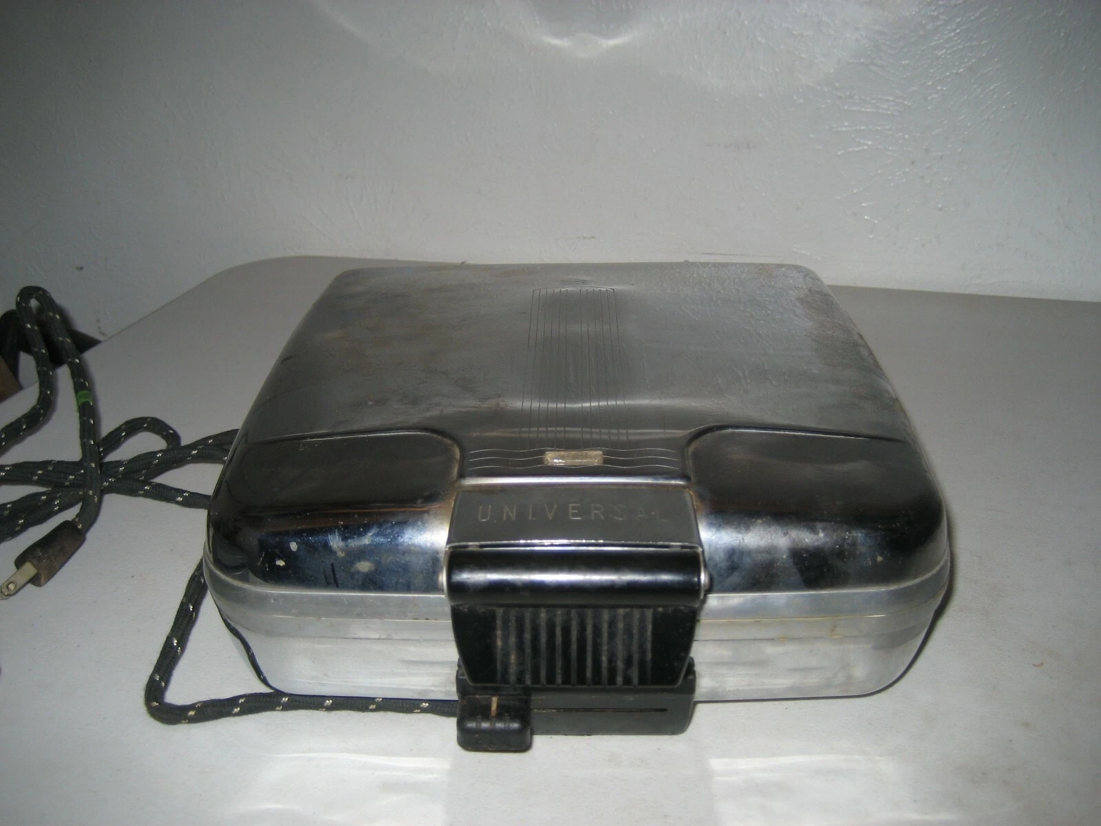 Vintage Universal Landers Frary & Clark Waffle Iron Maker Grill Working