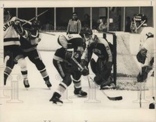 1982 Press Photo Union College hockey players in action - tus07099