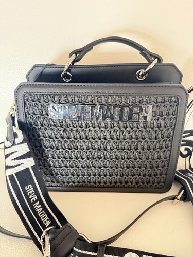 BOLSO BANDOLERA NUEVO CON ETIQUETAS STEVE MADDEN BEVELYN BOLSO DE PAJA CON ESTUCHE AIR POD NEGRO - Imagen 3 de 6