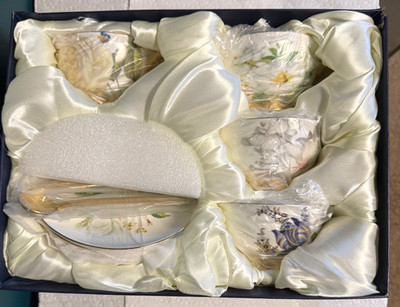 ROYAL CLASSIC BONE CHINA 4x TEA CUP AND SAUCER  SET WITH SPOONS   New with Box